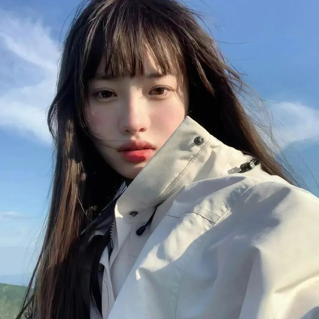 濠河边上的女人